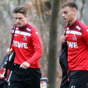 Noah Katterbach und Marvin Obuz gehen zum Training des 1. FC Köln.