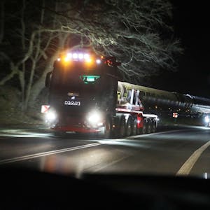Ein Schwertransport-Lkw fährt auf der L 136 von Untereschbach nach Bensberg, weil er die parallel verlaufende Autobahn 4 aufgrund einer maroden A4-Brücke nicht nutzen darf.