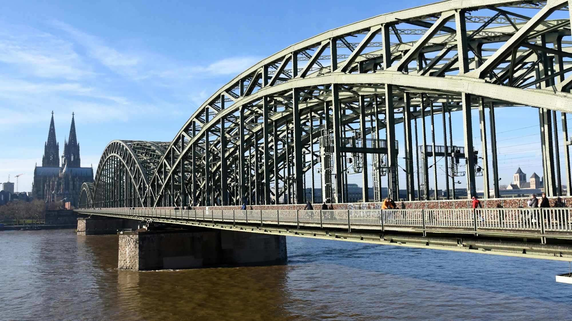 Die Hohenzollernbrücke mit Dom in Köln