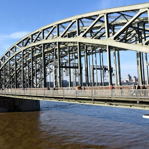 Die Hohenzollernbrücke mit Dom in Köln