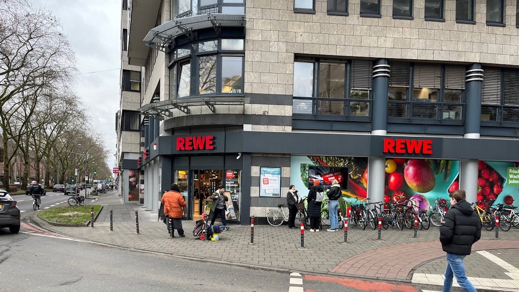 Der Rewe-Einkaufsmarkt in Köln-Klettenberg soll künftig die Möglichkeit zum autonomen Einkaufen bieten.