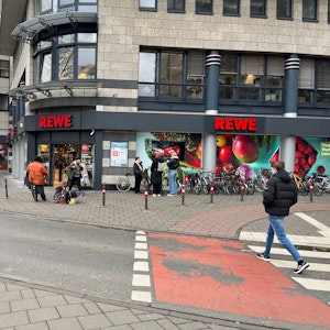 Der Rewe-Einkaufsmarkt in Köln-Klettenberg soll künftig die Möglichkeit zum autonomen Einkaufen bieten.