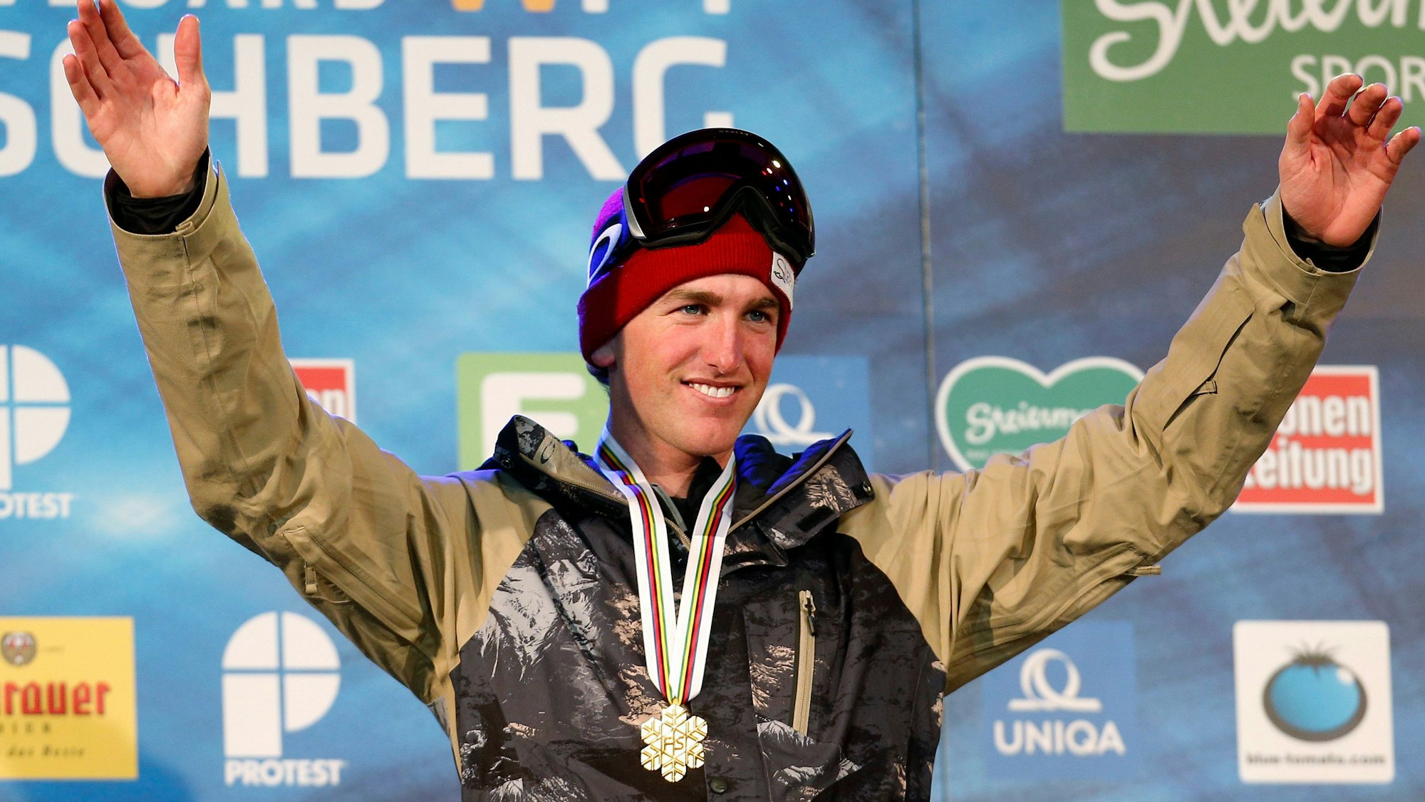 Kyle Smaine aus den USA feiert 2015 seine Goldmedaille beim Freestyle-Ski-Halfpipe-Event der Herren bei den Freestyle-Ski- und Snowboard-Weltmeisterschaften in Kreischberg.