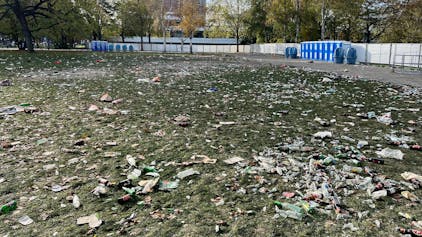 Müll auf der Uniwiese am Morgen des 12. November 2022. Hierhin waren am 11.11. viele junge Feierende ausgewichen, nachdem Polizei und Stadt den Zugang zum Zülpicher Viertel abgesperrt hatten