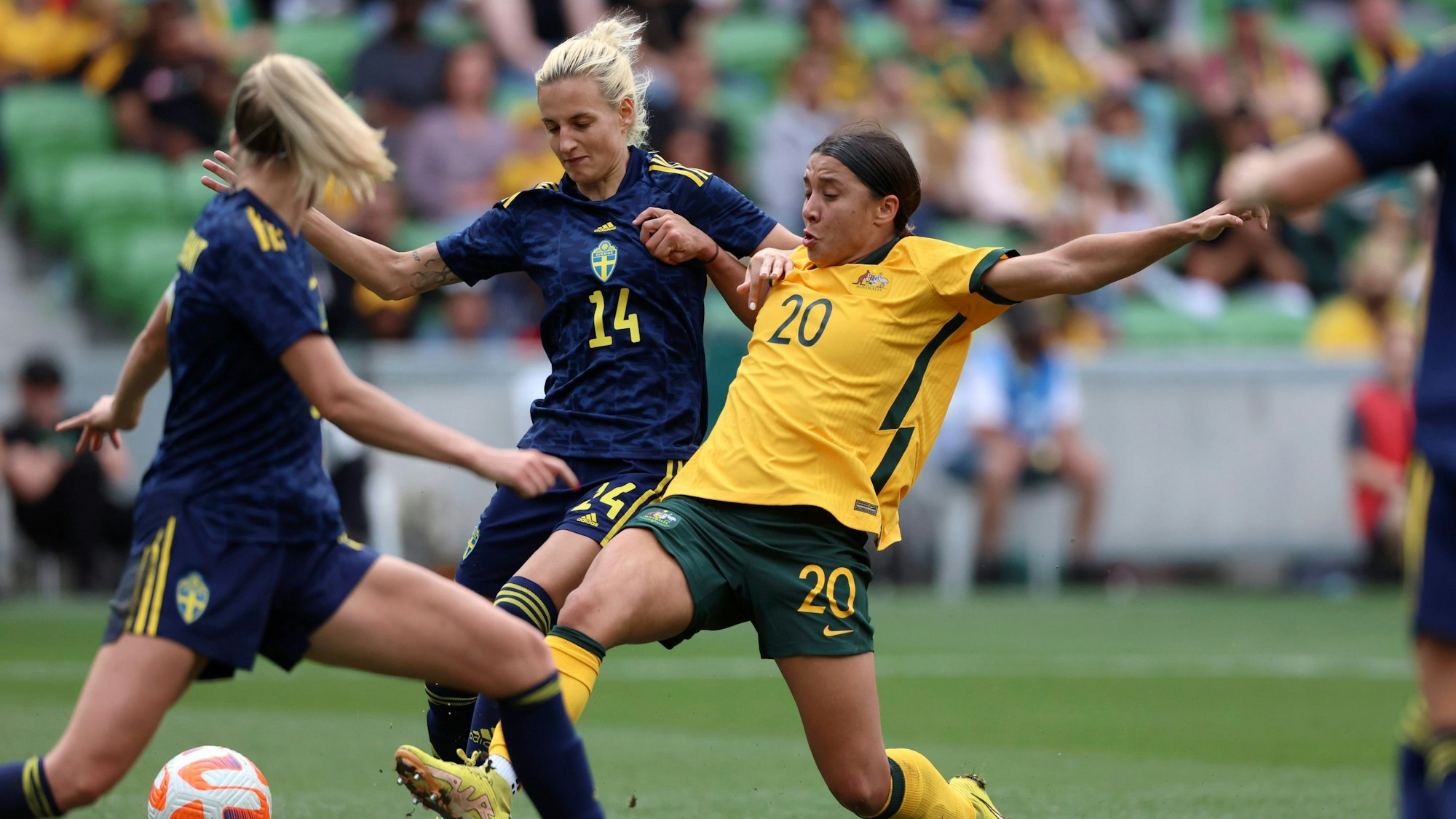 Australiens Sam Kerr trifft im Freundschaftsspiel gegen Schweden.