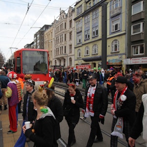 Kostümierte Fahrgäste, verkleidete Fahrgäste, an der Haltestelle Chlodwigplatz.