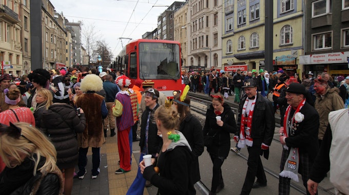 Kostümierte Fahrgäste, verkleidete Fahrgäste, an der Haltestelle Chlodwigplatz.