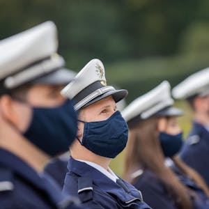 Kommissar-Anwärter und -Anwärterinnen tragen bei einer Vereidigungsfeier der Polizeien Köln, Bonn und Aachen Alltagsmasken.&nbsp;