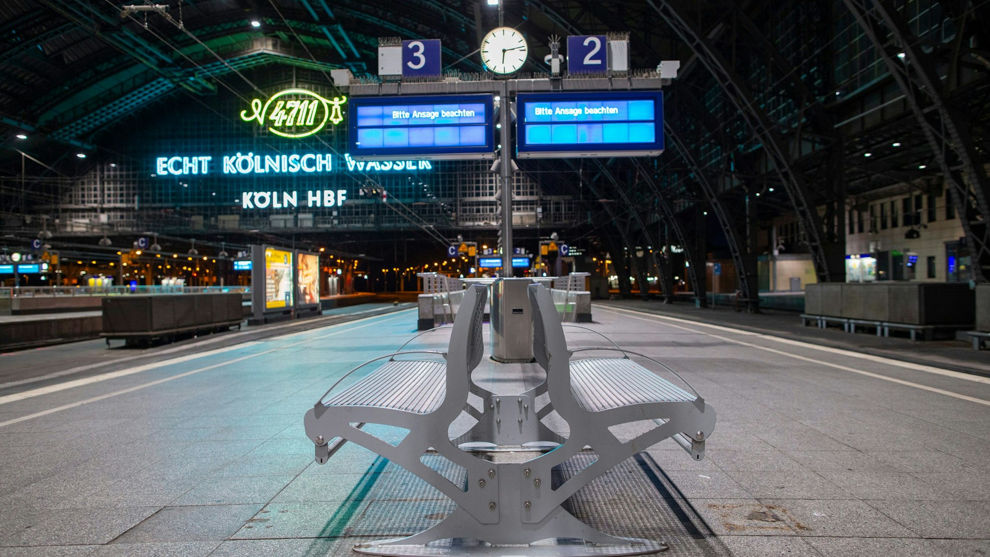 Auf einer Anzeigetafel wird im nahezu menschenleeren Kölner Hauptbahnhof auf die Einstellung des Zugverkehrs hingewiesen.