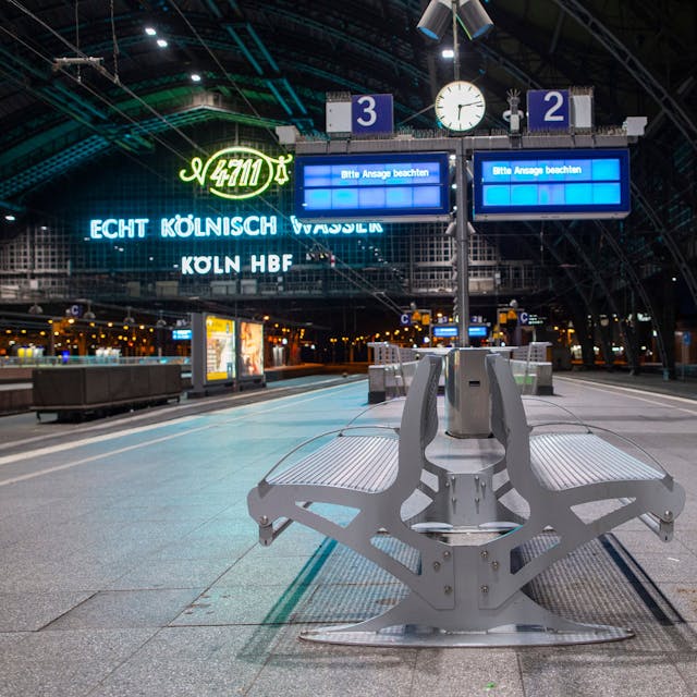 Auf einer Anzeigetafel wird im nahezu menschenleeren Kölner Hauptbahnhof auf die Einstellung des Zugverkehrs hingewiesen.