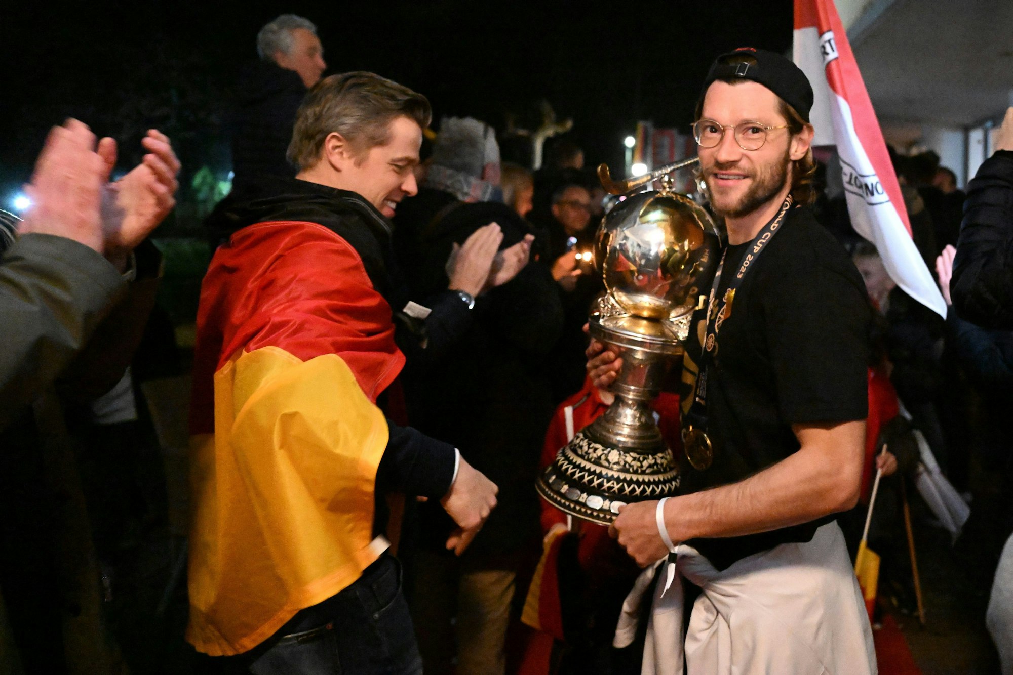 Martin Zwicker (r.) hält den Weltmeister-Pokal.