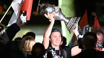 Mats Grambusch (mit Pokal) ist Kapitän der Weltmeister-Mannschaft und von Rot-Weiss Köln.