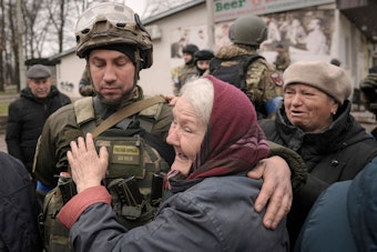 Anfang April 2022: Eine Frau umarmt einen Soldaten nach dem Massaker durch russische Soldaten in der ukrainischen Kleinstadt Butscha.