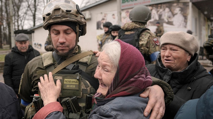 Anfang April 2022: Eine Frau umarmt einen Soldaten nach dem Massaker durch russische Soldaten in der ukrainischen Kleinstadt Butscha.