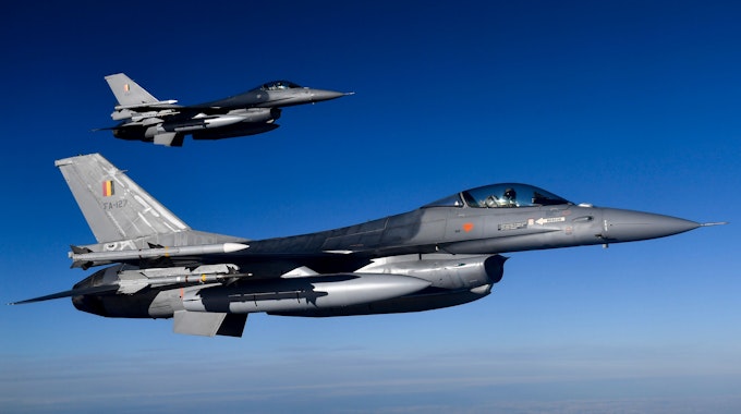 Zwei belgische F-16 Kampfflugzeuge bei der Luftraumüberwachung. Die Ukraine wünscht sich derartige Kampfjets zur Verteidigung gegen Russland. (Archivbild)