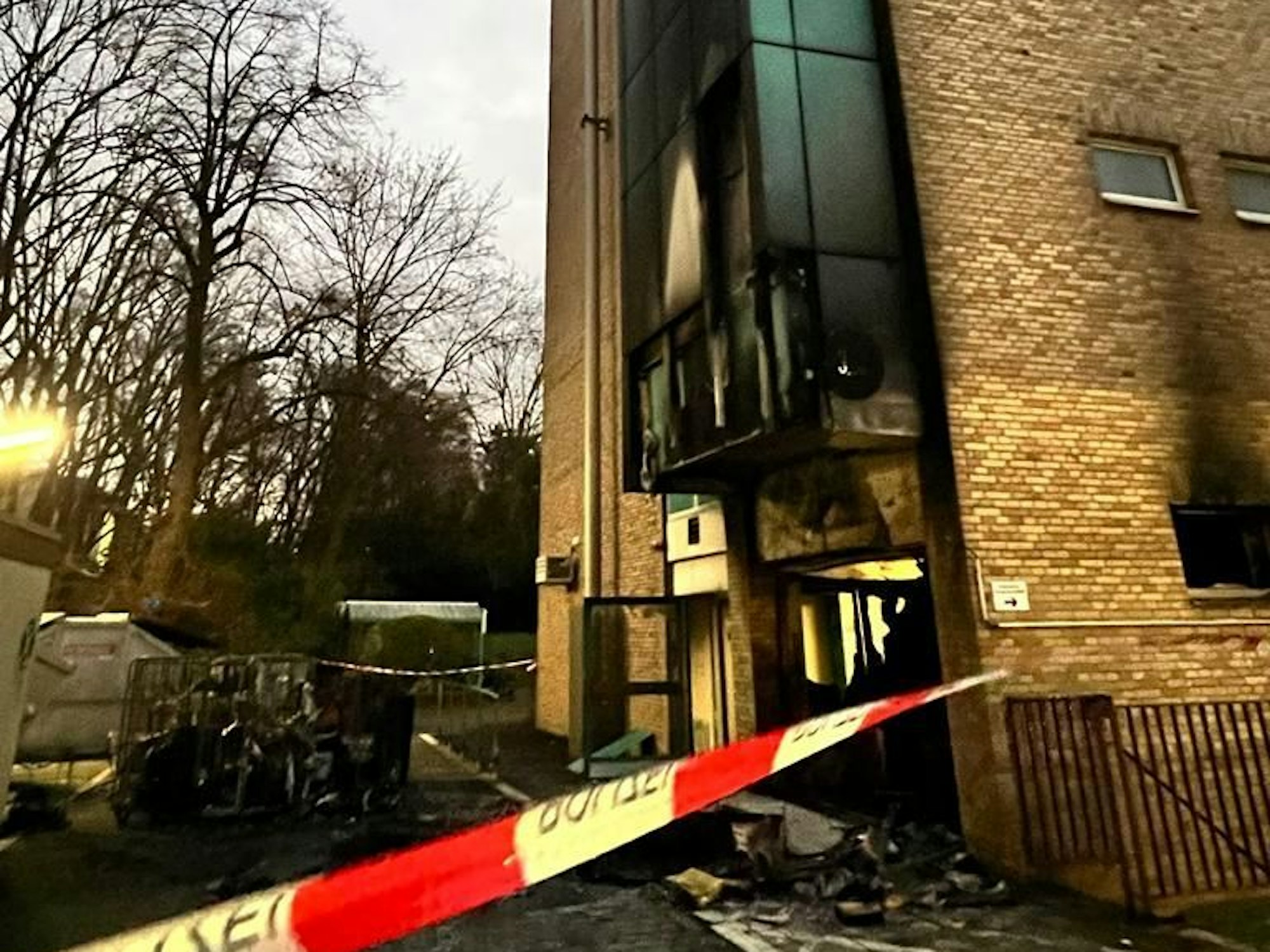 Fotos von Feuer-Spuren an einem Kölner Krankenhaus. Im Evangelisches Klinikum Köln Weyertal hat es in der Nacht auf den 31. Januar 2023 gebrannt.