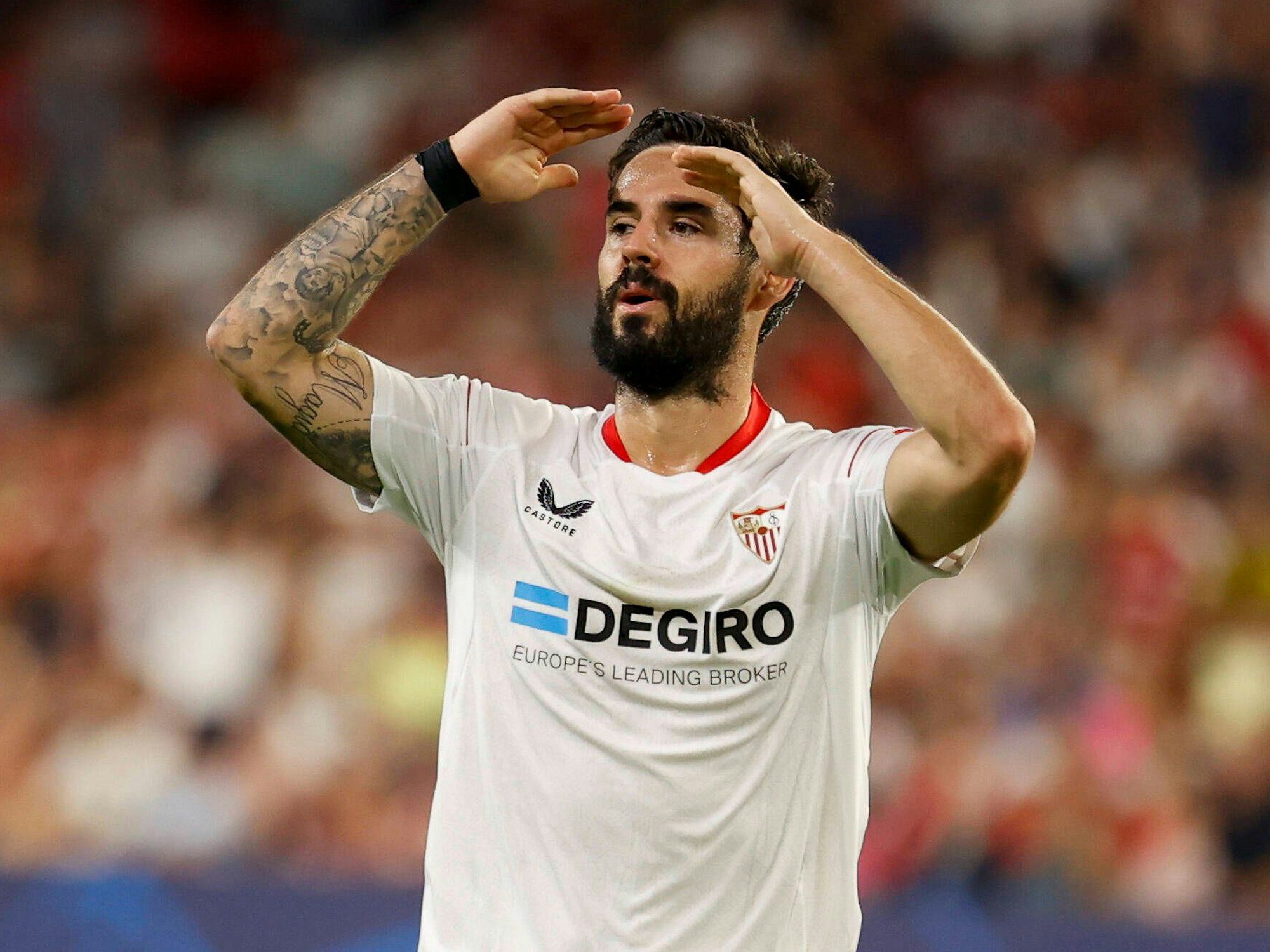 Isco reagiert enttäuscht nach einer vergebenen Chance im Trikot de FC Sevilla.