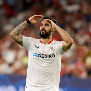 Isco reagiert enttäuscht nach einer vergebenen Chance im Trikot de FC Sevilla.