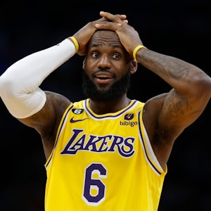 LeBron James von den Los Angeles Lakers hält sich die Hände an den Kopf.