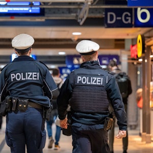 Polizeibeamte patroullieren im Hauptbahnhof