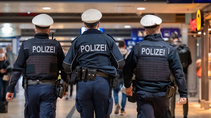 Polizeibeamte patroullieren im Hauptbahnhof