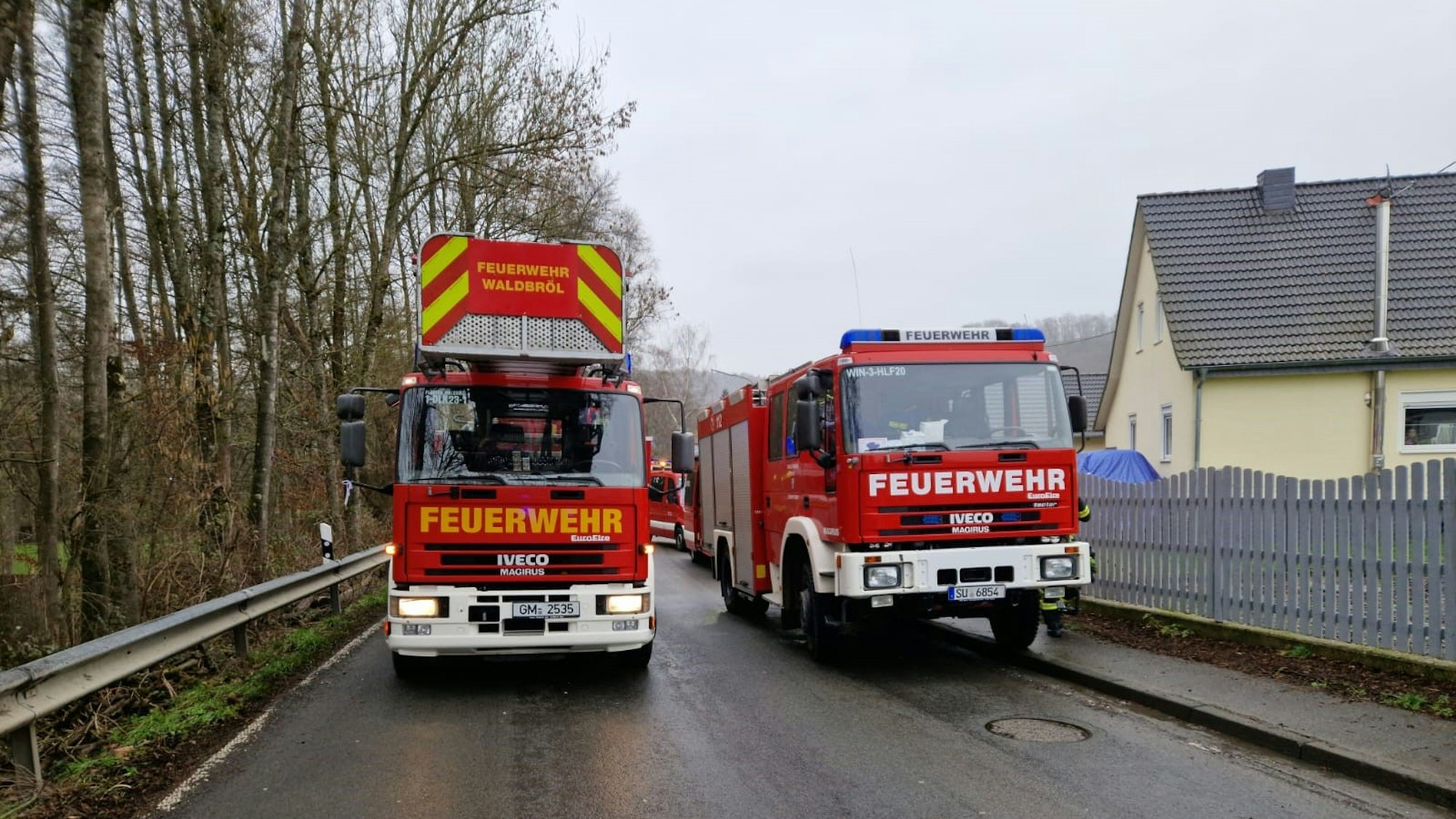 Zwei Einsatzfahrzeuge der Feuerwehr.