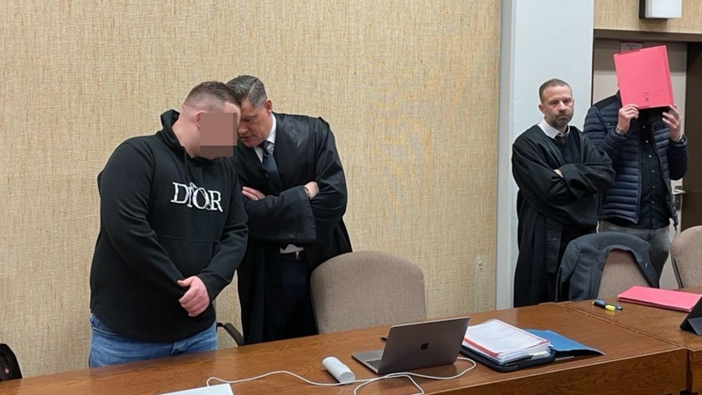 Blick auf die Angeklagten mit ihren Anwälten im Kölner Amtsgericht.
