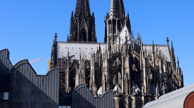 Blick auf die Ostseite Kölner Doms in Köln mit blauem Himmel.