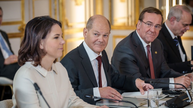 Bundeskanzler Olaf Scholz (SPD), Außenministerin Annalena Baerbock (Bündnis90/Die Grünen) und Boris Pistorius, Verteidigungsminister (SPD).