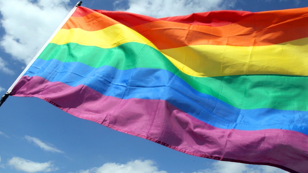 Eine Regenbogenflagge, hier im Juni 2013 in Berlin, weht im Wind. Ein YouTuber ätzt gegen LGBTQ+-Flaggen, die in dem PC-Spiel „Call of Duty“ als sogenannte „Calling Cards“ verwendet werden können.