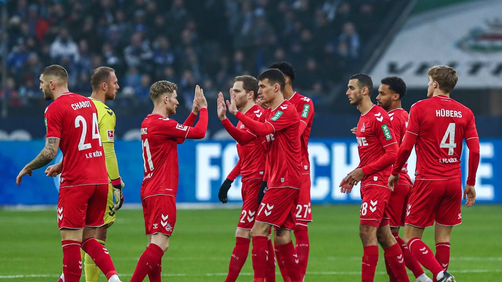 Die Profis des 1. FC Köln klatschen sich beim Bundesliga-Spiel auf Schalke ab.