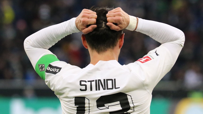 Lars Stindl ist Kapitän von Borussia Mönchengladbach, hat beim Fußball-Bundesligisten jedoch bislang seinen im Sommer auslaufenden Vertrag nicht verlängert. Hier ist er am 28. Januar 2023 während der Bundesligapartie bei der TSG Hoffenheim zu sehen. Stindl ist von hinten fotografiert worden, er rauft sich die Haare, zu sehen sind zudem seinen Rückennummer 13, die Kapitänsbinde am linken Arm und sein Namensaufdruck auf dem Trikot.