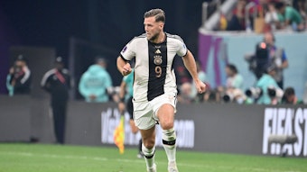 DFB-Nationalspieler Niclas Füllkrug wird mit einem Wechsel zu Borussia Mönchengladbach in Verbindung gebracht. Auf diesem Foto ist der Stürmer von Werder Bremen am 1. Dezember 2022 in Katar zu sehen. Füllkrug führt den Ball am Fuß und schaut nach rechts.