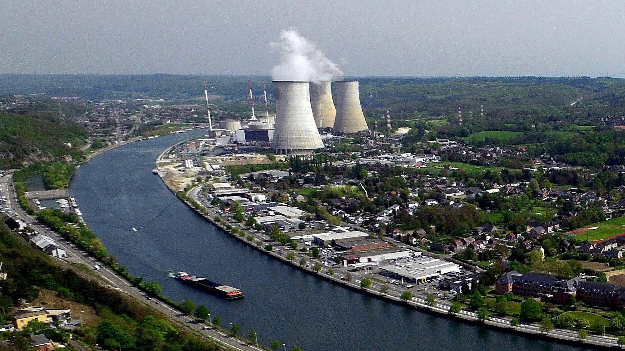 Das Atomkraftwerk Tihange steht am Ufer der Maas.