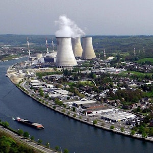 Das Atomkraftwerk Tihange steht am Ufer der Maas.
