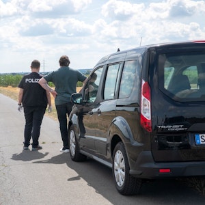 Essig Tatort - Polizei sucht Spuren nach der Abgabe von Schüssen auf einem Feldweg bei Swisttal-Essig