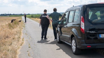 Essig Tatort - Polizei sucht Spuren nach der Abgabe von Schüssen auf einem Feldweg bei Swisttal-Essig
