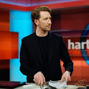 Louis Klamroth, neuer Moderator der ARD-Talkshow „Hart aber fair“, steht nach der Sendung im Studio Berlin.
