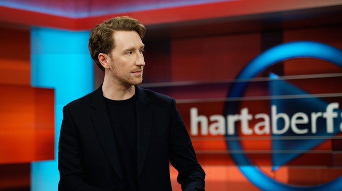 Louis Klamroth, neuer Moderator der ARD-Talkshow „Hart aber fair“, steht nach der Sendung im Studio Berlin.