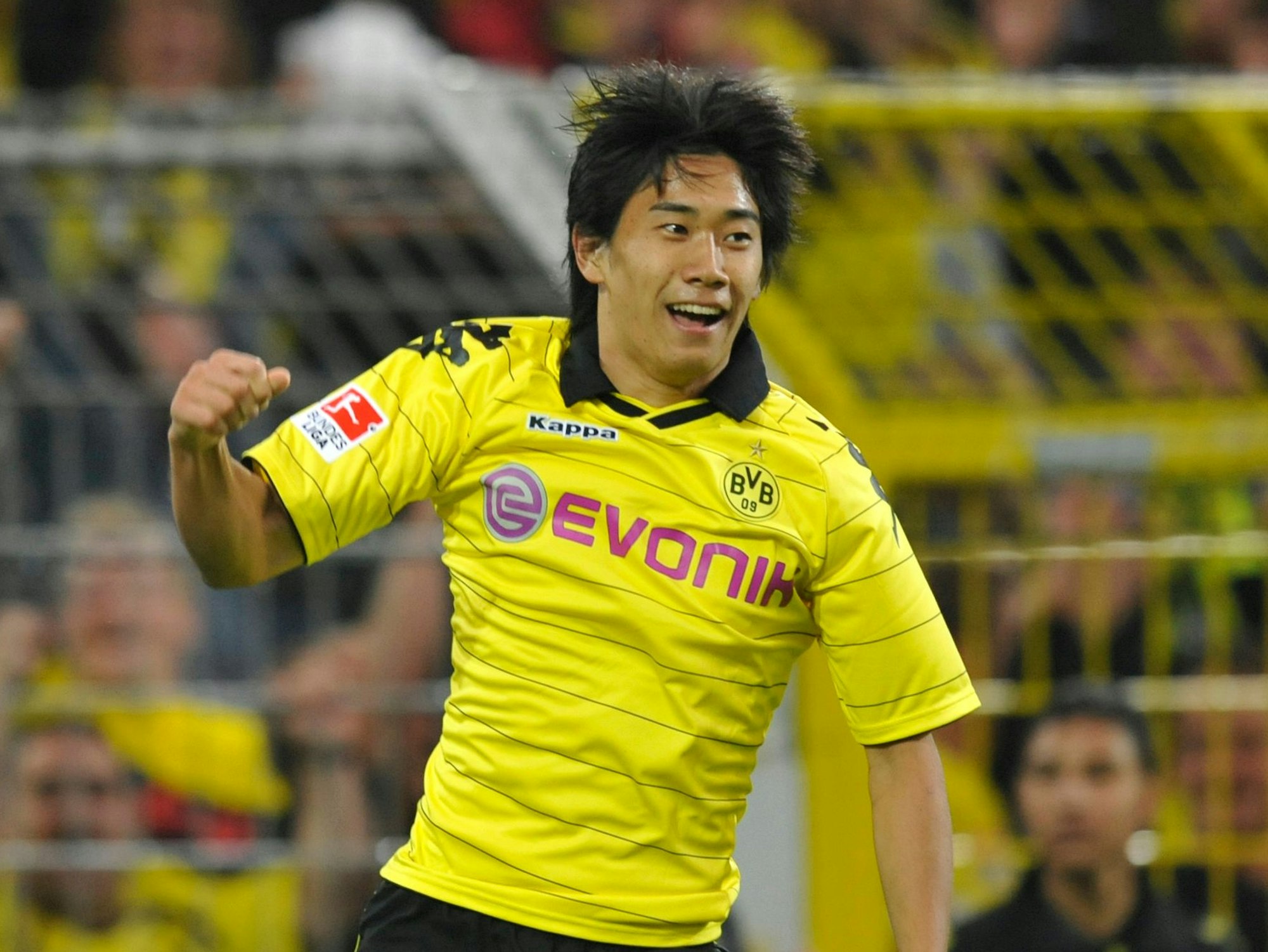 Dortmunds Shinji Kagawa jubelt nach seinem Treffer zum 2:1 gegen Manchester City, indem er in die Höhe springt und die Faust ballt.