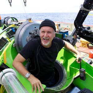 Filmemacher und James Cameron steigt nach seinem erfolgreichen Solo-Tauchgang zum Marianengraben, dem tiefsten Teil des Ozeans, am Montag, den 26. März 2011, aus dem Tauchboot Deepsea Challenger.