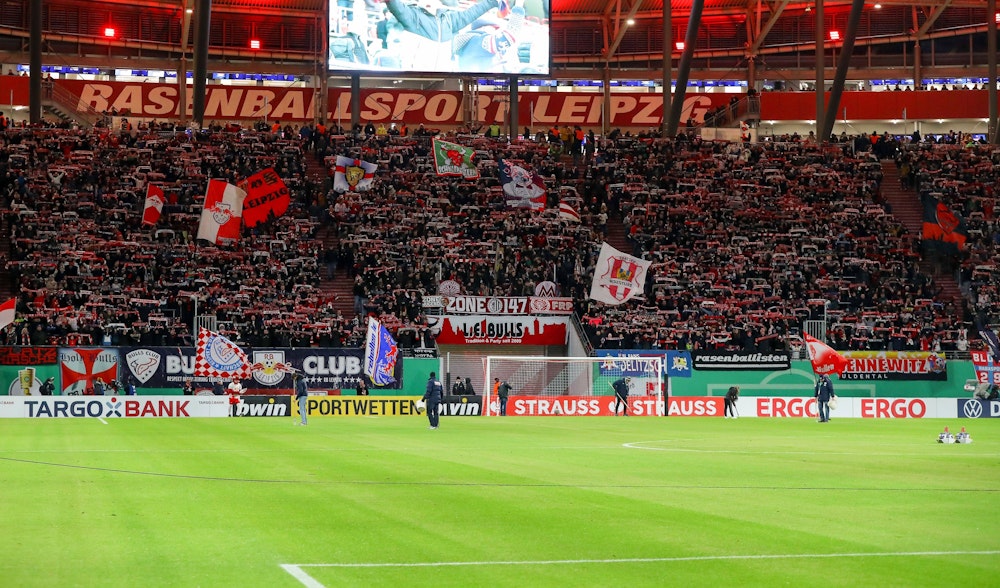 Die Fans von RB Leipzig singen vor dem Anpfiff des Pokalspiels gegen die TSG Hoffenheim.
