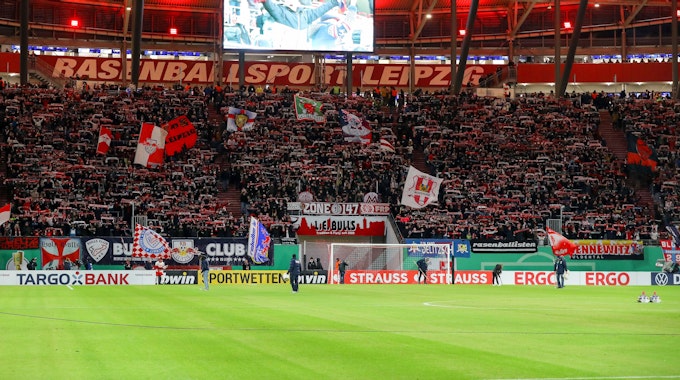Die Fans von RB Leipzig singen vor dem Anpfiff des Pokalspiels gegen die TSG Hoffenheim.