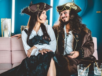 Eine Frau und ein Mann haben sich als Pirat und Piratenbraut verkleidet.
