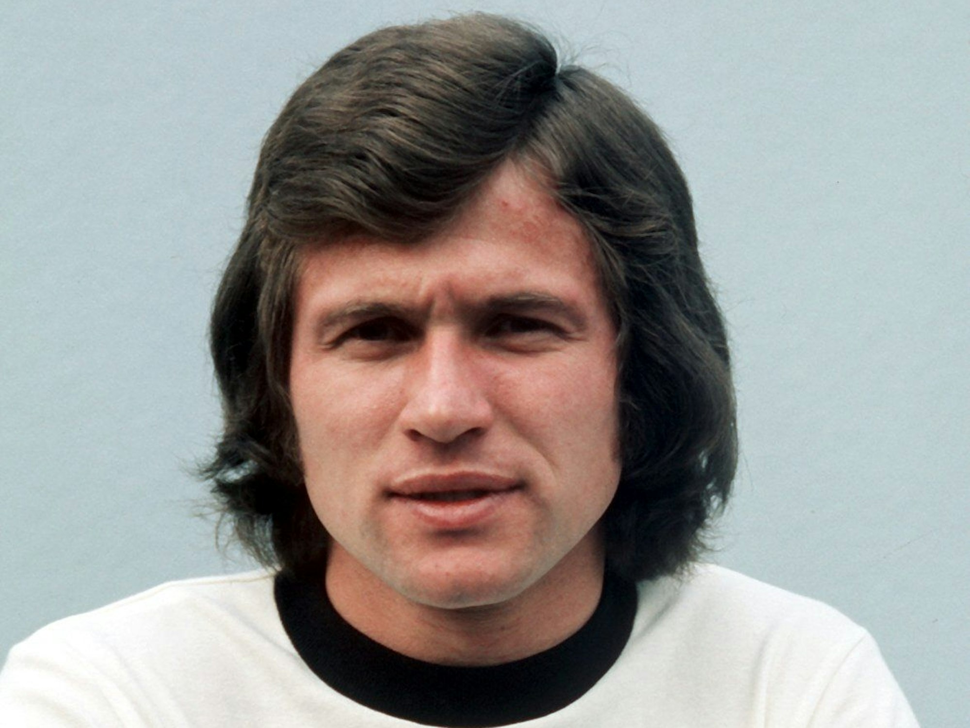 Eine Frontalaufnahme von Jupp Heynckes im Jahr 1974. Heynckes trägt ein Trikot der deutschen Nationalmannschaft.