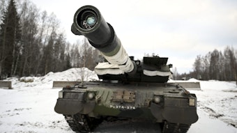 01.02.2023, Finnland, Hämeenlinna Parola: Ein Kampfpanzer von Typ Leopard 2A6 der finnischen Streitkräfte.