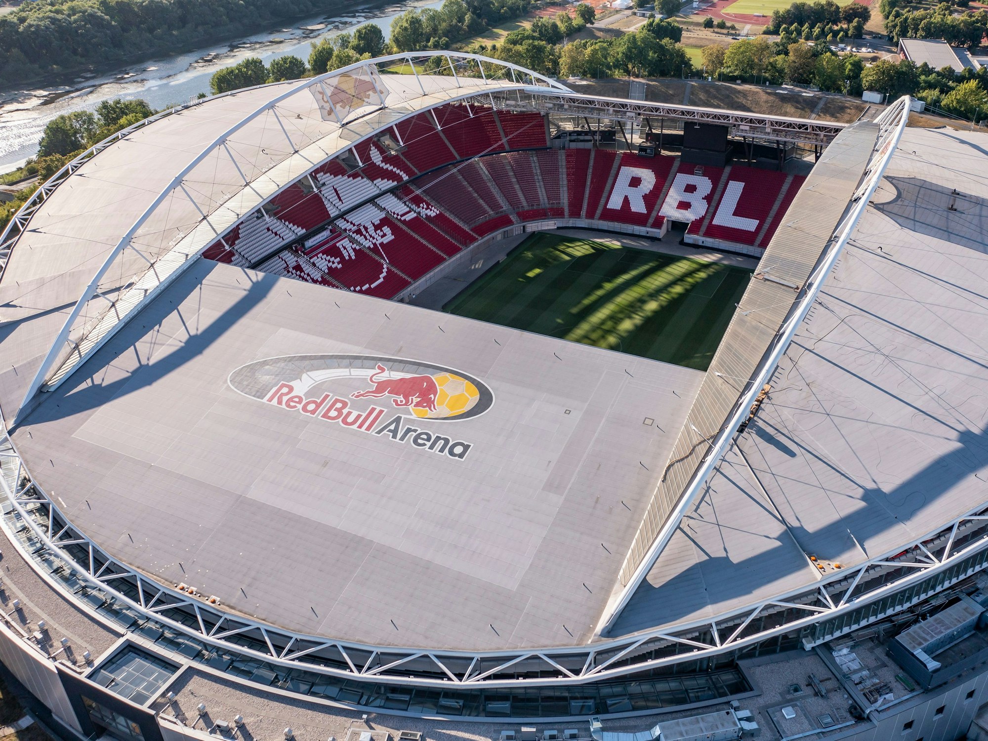 Blick auf die Red Bull Arena von Leipzig aus der Luft.