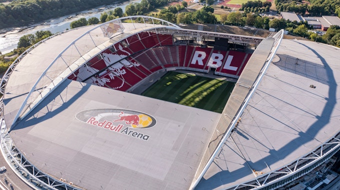 Blick auf die Red Bull Arena von Leipzig aus der Luft.