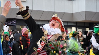Eine Karnevalistin feiert am Zug.