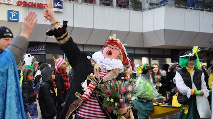 Eine Karnevalistin feiert am Zug.